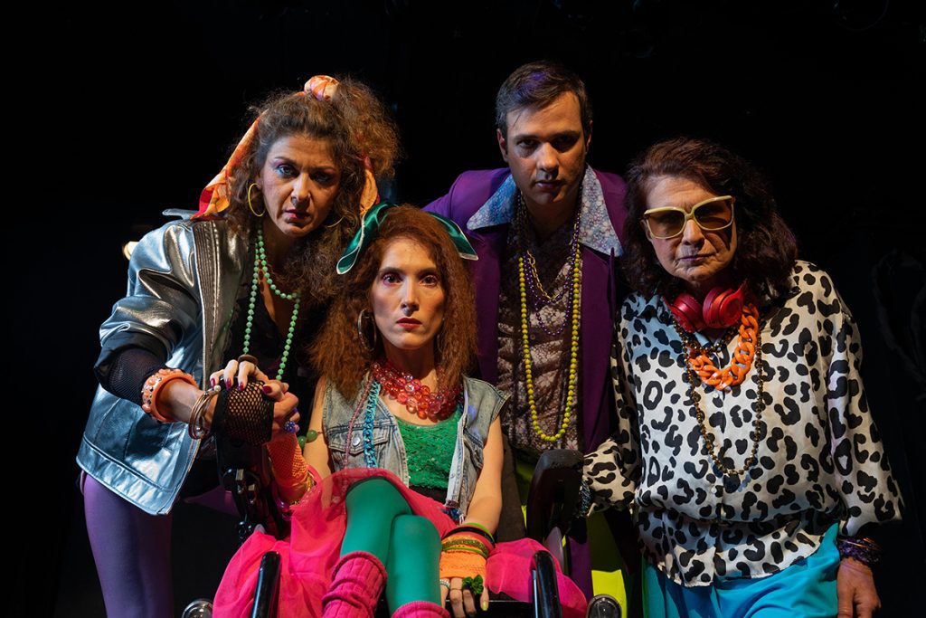 Η Playlist μιας Faultless Μητρότητας της Ευαγγελίας Γατσωτή στον Πολυχώρο Vault σε σκηνοθεσία Κατερίνας Πολυχρονοπούλου- Ελένης Τυρέα αποτελεί μια γλυκόπικρη κωμωδία.