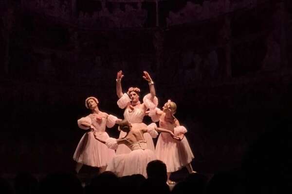 Είδαμε τους Ballets Trockadero στο Παλλάς και θαυμάσαμε σώματα να αποδομούν τις στεγανές συμβάσεις του μπαλέτου και να εκφράζονται ελεύθερα.