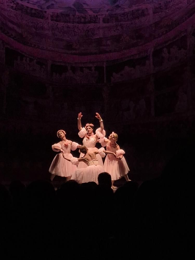 Είδαμε τους Ballets Trockadero στο Παλλάς και θαυμάσαμε σώματα να αποδομούν τις στεγανές συμβάσεις του μπαλέτου και να εκφράζονται ελεύθερα.